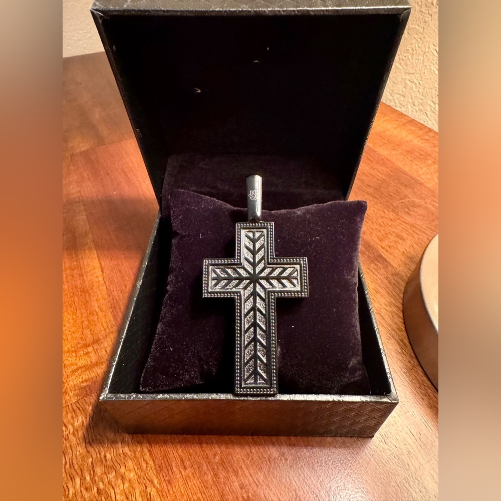 NEW unworn stainless steel large cross pendant from United Se7en